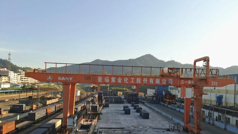 迷你行车记录仪的工作原理相对简单，主要通过以下步骤实现行车监控：